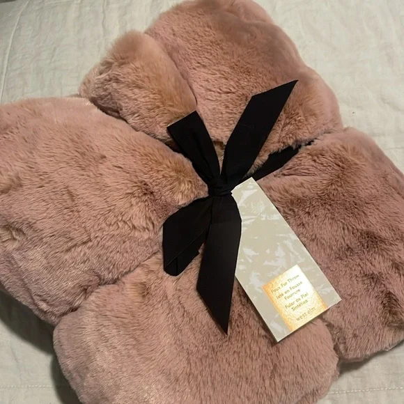 West Elm Chinchilla Faux Fur Throw π₯³HPπ₯³ - Picture 5 of 8